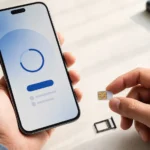 Akıllı telefonda eSIM kurulumunu fiziksel SIM kart ve SIM tepsisiyle karşılaştıran kullanıcı